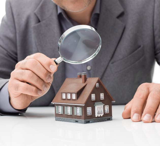 Diagnostiqueur immobilier en contrôle sur site